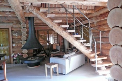 escalier interieur en rondin de bois